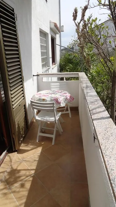 Studio Apartment In Palit With Balcony, Air Conditioning, Wi-Fi Mundanije