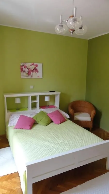 Studio Apartment In Palit With Balcony, Air Conditioning, Wi-Fi Mundanije