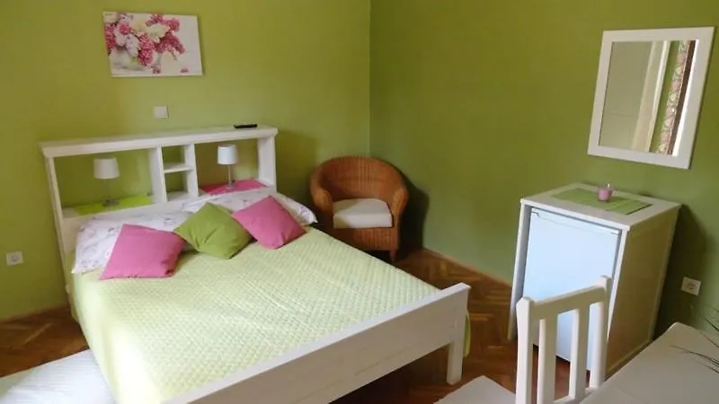 Studio Apartment In Palit With Balcony, Air Conditioning, Wi-Fi Mundanije